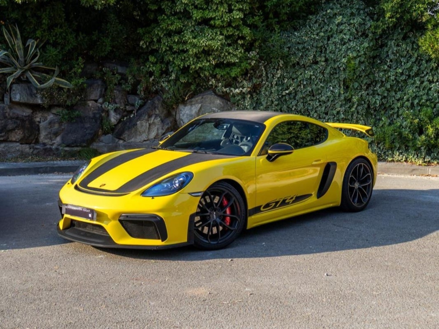 Porsche 718 Cayman GT4 amarillo, vista frontal